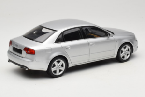 Audi A4 B7 Argent Minichamps 1:18 100014402 Métal Moulé — image 3 sur 8