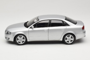 Audi A4 B7 Argent Minichamps 1:18 100014402 Métal Moulé — image 4 sur 8