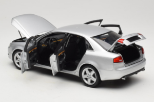 Audi A4 B7 Argent Minichamps 1:18 100014402 Métal Moulé — image 5 sur 8