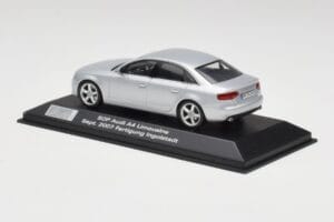 Audi A4 B8 3.2 Quattro Ice Argent Minichamps 1:43 5010704113 Métal Moulé — image 3 sur 4