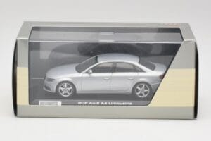 Audi A4 B8 3.2 Quattro Ice Argent Minichamps 1:43 5010704113 Métal Moulé — image 4 sur 4