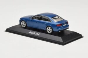 Audi A4 B8 3.2 Quattro Aruba Blue Minichamps 1:43 5010704123 Métal Moulé — image 3 sur 4