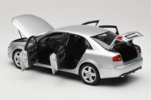 Audi A4 B8 3.2 Quattro Argent Minichamps 1:18 5010404115 Métal Moulé — image 5 sur 8