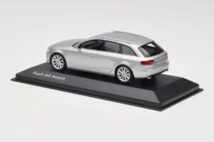 Audi A4 B8 Avant Ice Silver Minichamps 1:43 5011204213 Métal Moulé — image 3 sur 4
