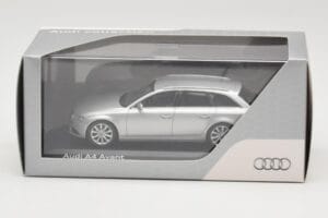 Audi A4 B8 Avant Ice Silver Minichamps 1:43 5011204213 Métal Moulé — image 4 sur 4