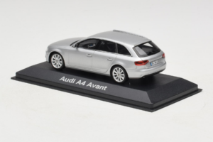 Audi A4 B8 Avant Ice Silver Minichamps 1:43 5011204213-R1 Métal Moulé — image 3 sur 4