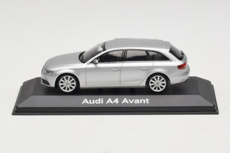 Audi A4 B8 Avant Ice Silver Minichamps 1:43 5011204213-R1 Métal Moulé