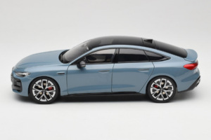 Audi A5L Sportback Bleu Grisâtre OEM 1:18 ZAM60004B Métal Moulé — image 4 sur 8