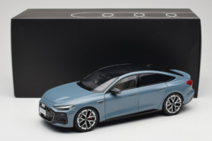 Audi A5L Sportback Bleu Grisâtre OEM 1:18 ZAM60004B Métal Moulé — image 8 sur 8