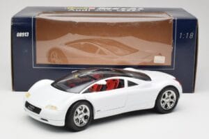 Audi Avus Quattro Alpine White Revell 1:18 08913 Métal Moulé — image 8 sur 8