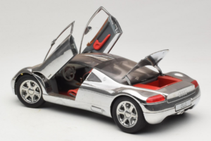 Audi Avus Quattro Chrome Silver Revell 1:18 08913-C1 Métal Moulé — image 5 sur 8