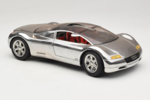 Audi Avus Quattro Chrome Silver Revell 1:18 08913-C1 Métal Moulé — image 6 sur 8