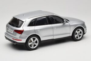 Audi Q5 8R Ice Silver Kyosho 1:18 09242IS Métal Moulé — image 3 sur 8