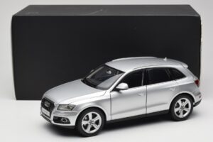 Audi Q5 8R Ice Silver Kyosho 1:18 09242IS Métal Moulé — image 8 sur 8
