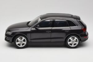 Audi Q5 8R Lava Grey Kyosho 1:18 09242LG Métal Moulé — image 4 sur 8