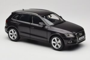 Audi Q5 8R Lava Grey Kyosho 1:18 09242LG Métal Moulé — image 6 sur 8