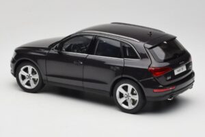Audi Q5 8R Lava Grey Kyosho 1:18 09242LG Métal Moulé — image 7 sur 8