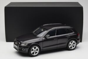 Audi Q5 8R Lava Grey Kyosho 1:18 09242LG Métal Moulé — image 8 sur 8