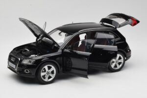 Audi Q5 8R Phantom Black Kyosho 1:18 09242BK Métal Moulé — image 2 sur 8