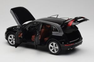 Audi Q5 8R Phantom Black Kyosho 1:18 09242BK Métal Moulé — image 5 sur 8