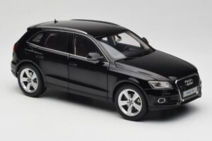 Audi Q5 8R Phantom Black Kyosho 1:18 09242BK Métal Moulé — image 6 sur 8