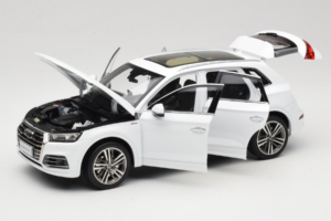 Audi Q5L FY Blanc Paudi Model 1:18 30694 Métal Moulé — image 2 sur 8