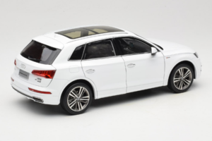 Audi Q5L FY Blanc Paudi Model 1:18 30694 Métal Moulé — image 3 sur 8