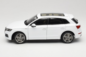 Audi Q5L FY Blanc Paudi Model 1:18 30694 Métal Moulé — image 4 sur 8