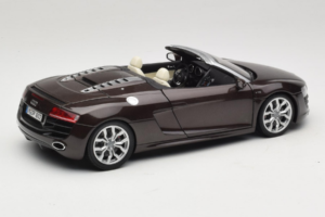 Audi R8 5.2 Spyder Teak Brown Kyosho 1:18 5010918525 Métal Moulé — image 3 sur 8