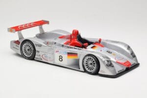 Audi R8 LMP900 #8 Audi Sport Team Joest F. Biela / E. Pirro / T. Kristensen 24 Hours of Le Mans 2000 Maisto 1:18 38899 Métal  — image 4 sur 6