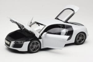 Audi R8 Type 42 Suzuka Grey Kyosho 1:18 09213SG Métal Moulé — image 2 sur 8