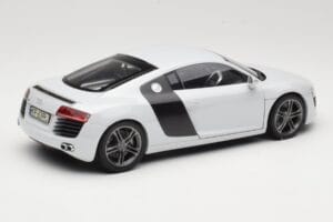 Audi R8 Type 42 Suzuka Grey Kyosho 1:18 09213SG Métal Moulé — image 3 sur 8