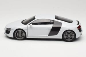 Audi R8 Type 42 Suzuka Grey Kyosho 1:18 09213SG Métal Moulé — image 4 sur 8