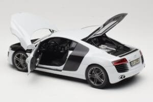 Audi R8 Type 42 Suzuka Grey Kyosho 1:18 09213SG Métal Moulé — image 5 sur 8