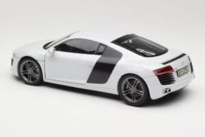Audi R8 Type 42 Suzuka Grey Kyosho 1:18 09213SG Métal Moulé — image 7 sur 8