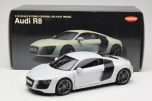 Audi R8 Type 42 Suzuka Grey Kyosho 1:18 09213SG Métal Moulé — image 8 sur 8