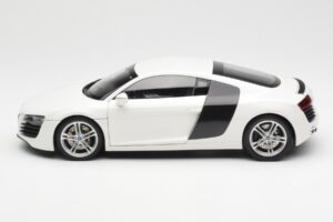 Audi R8 Type 42 Blanc Kyosho 1:18 09213W Métal Moulé — image 4 sur 8