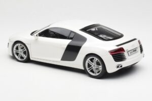 Audi R8 Type 42 Blanc Kyosho 1:18 09213W Métal Moulé — image 7 sur 8
