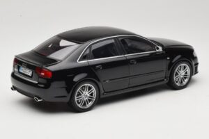 Audi RS4 B7 Sedan Phantom Black Minichamps 1:18 5010509115 Métal Moulé — image 3 sur 8