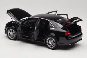 Audi RS4 B7 Sedan Phantom Black Minichamps 1:18 5010509115 Métal Moulé — image 5 sur 8