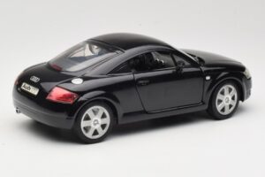 Audi TT 8N Noir Revell 1:18 08953 Métal Moulé — image 3 sur 8