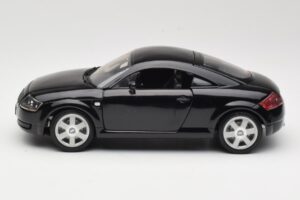 Audi TT 8N Noir Revell 1:18 08953 Métal Moulé — image 4 sur 8