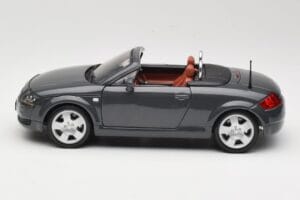 Audi TT 8N Roadster Gris Maisto 1:18 50346 Métal Moulé — image 4 sur 8