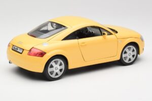Audi TT 8N Jaune Revell 1:18 08954-M1 Métal Moulé — image 3 sur 8