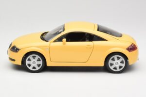Audi TT 8N Jaune Revell 1:18 08954-M1 Métal Moulé — image 4 sur 8