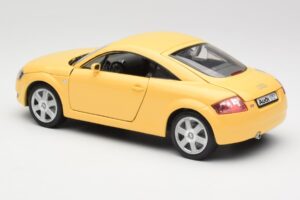 Audi TT 8N Jaune Revell 1:18 08954-M1 Métal Moulé — image 7 sur 8