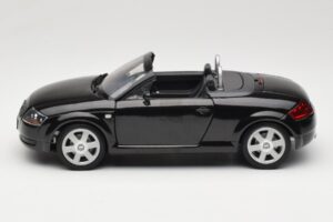 Audi TT 8N Roadster Noir Revell 1:18 8980 Métal Moulé — image 4 sur 8