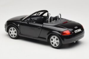 Audi TT 8N Roadster Noir Revell 1:18 8980 Métal Moulé — image 7 sur 8