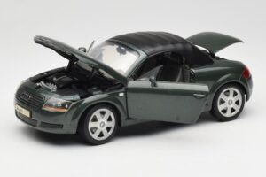 Audi TT 8N Roadster Vert Revell 1:18 8979 Métal Moulé — image 2 sur 8