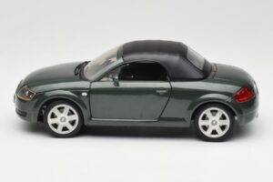 Audi TT 8N Roadster Vert Revell 1:18 8979 Métal Moulé — image 4 sur 8